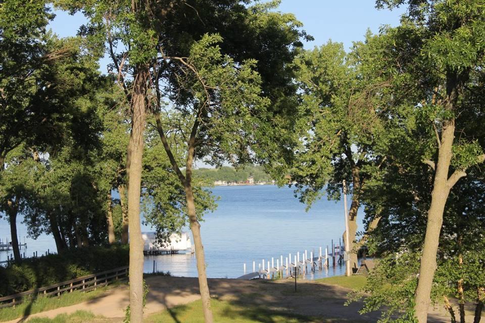 Okoboji Commons Hotel Bagian luar foto