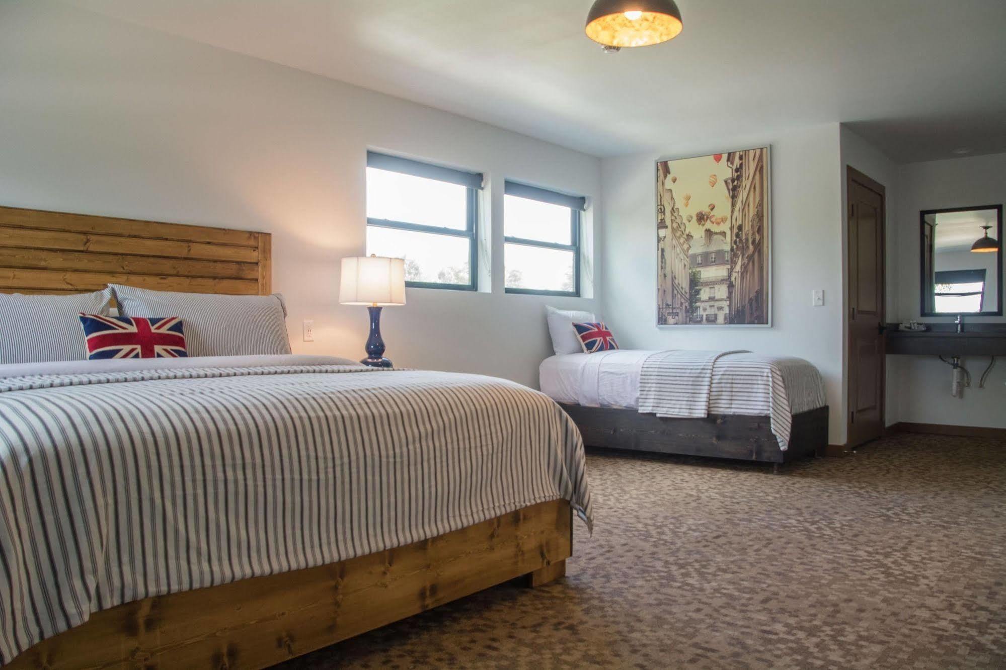 Okoboji Commons Hotel Bagian luar foto